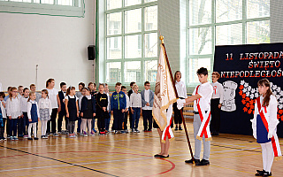 Szkoły do hymnu. Punktualnie o 11.11 tysiące uczniów odśpiewało Mazurka Dąbrowskiego